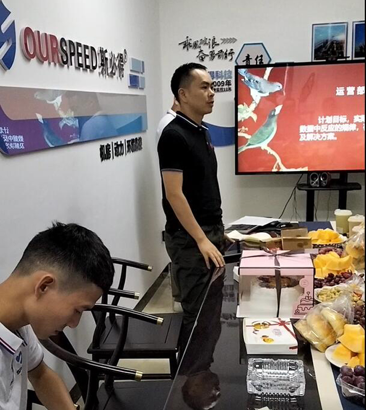 91视频成人免费版科技召开9月份总结会暨生日会