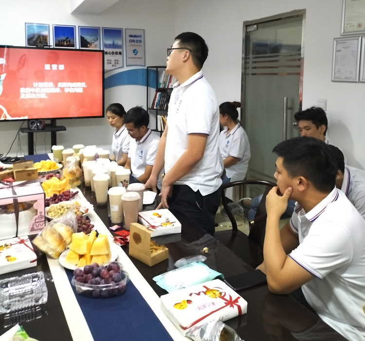 91视频成人免费版科技召开9月份总结会暨生日会